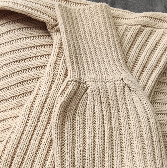 Cropped turtleneck - Picture 2 of 3